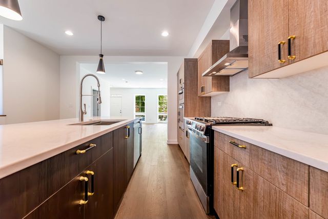2832 W WILCOX Street, Chicago, IL 60612