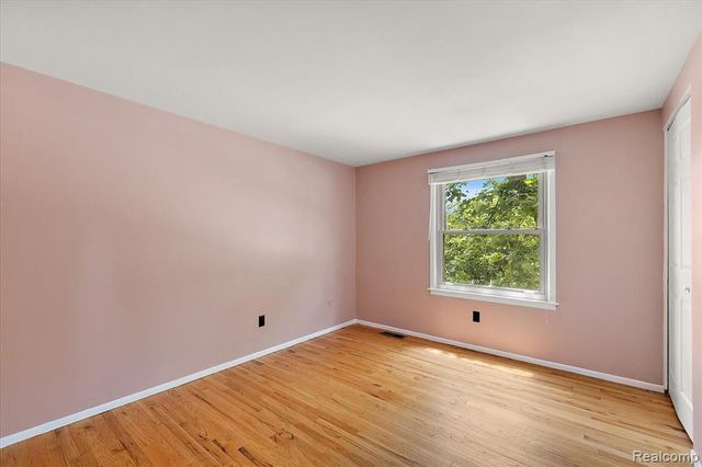 754 W Baker Avenue, Commerce Twp, MI 48017