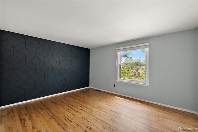 754 W Baker Avenue, Commerce Twp, MI 48017