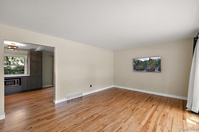 754 W Baker Avenue, Commerce Twp, MI 48017