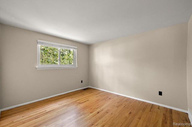 754 W Baker Avenue, Commerce Twp, MI 48017