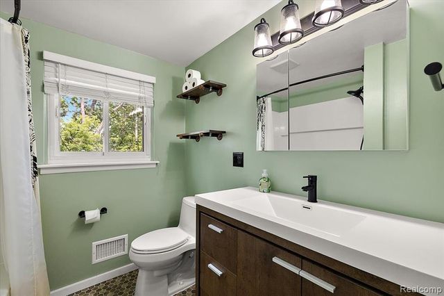 754 W Baker Avenue, Commerce Twp, MI 48017