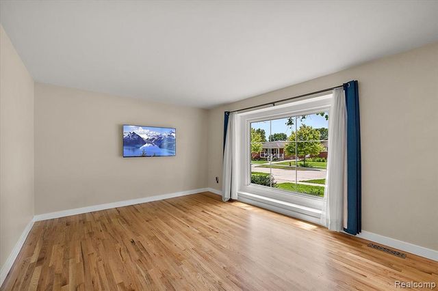 754 W Baker Avenue, Commerce Twp, MI 48017