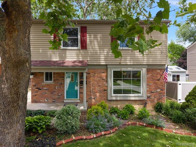 754 W Baker Avenue, Commerce Twp, MI 48017