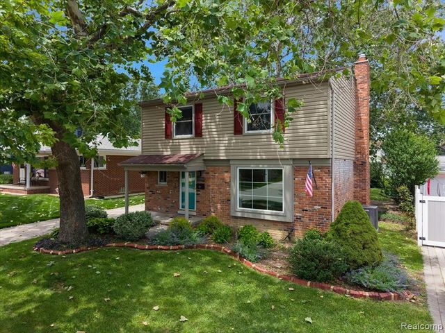 754 W Baker Avenue, Commerce Twp, MI 48017