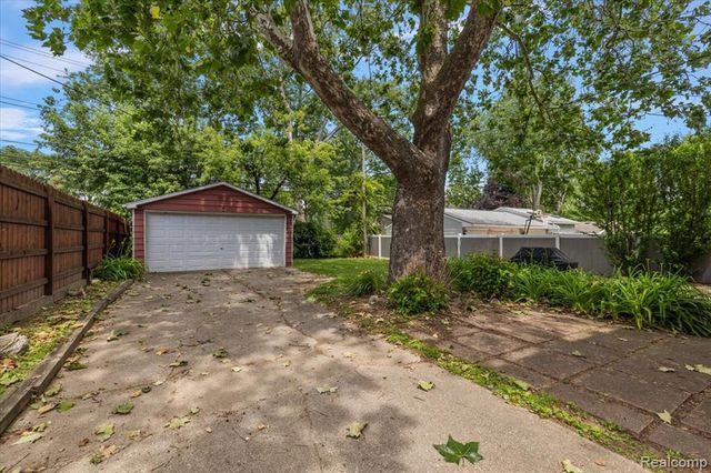 754 W Baker Avenue, Commerce Twp, MI 48017