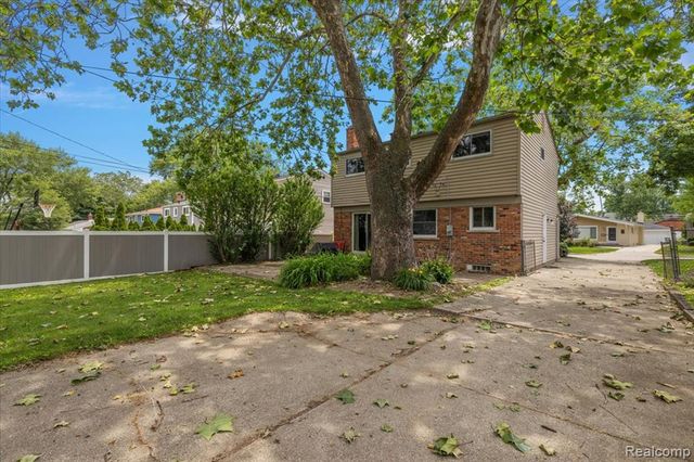 754 W Baker Avenue, Commerce Twp, MI 48017