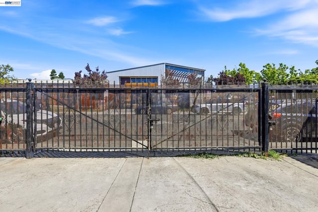 403-405 105th Ave, Oakland, CA 94603