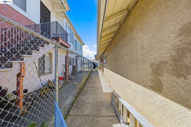 403-405 105th Ave, Oakland, CA 94603