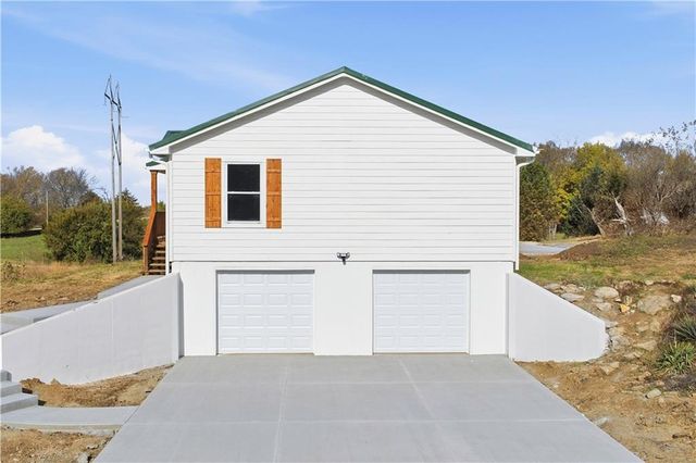 18450 246th Street, Tonganoxie, KS 66086