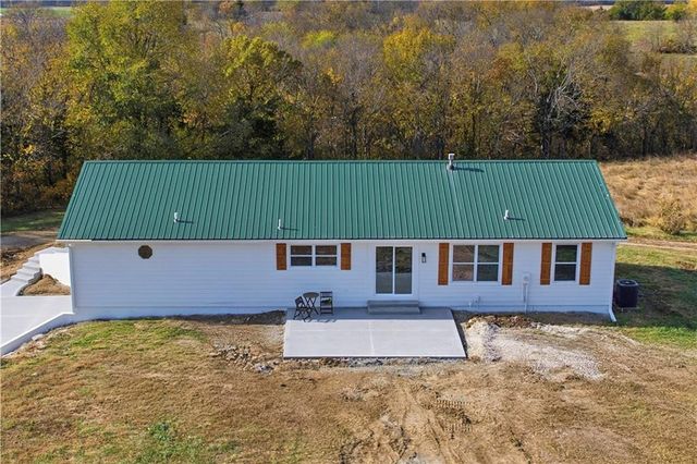 18450 246th Street, Tonganoxie, KS 66086