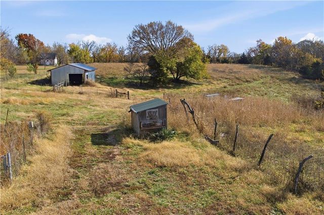 18450 246th Street, Tonganoxie, KS 66086