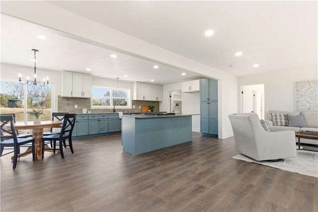 18450 246th Street, Tonganoxie, KS 66086