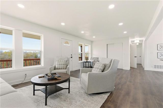 18450 246th Street, Tonganoxie, KS 66086