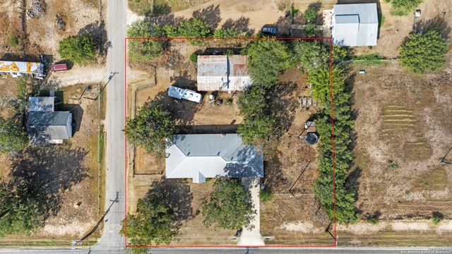 106 County Road 6611, Devine, TX 78016