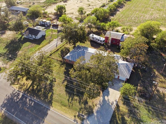 106 County Road 6611, Devine, TX 78016