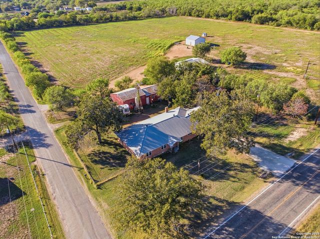 106 County Road 6611, Devine, TX 78016