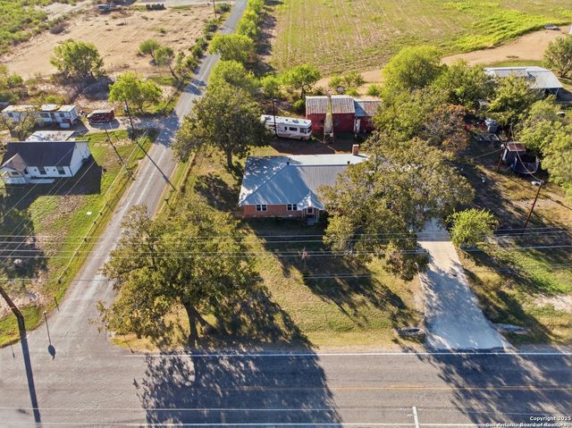 106 County Road 6611, Devine, TX 78016
