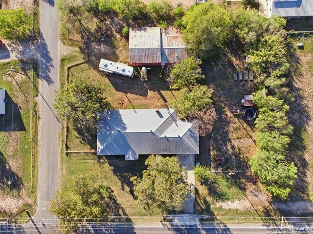 106 County Road 6611, Devine, TX 78016