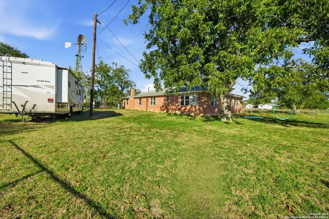 106 County Road 6611, Devine, TX 78016