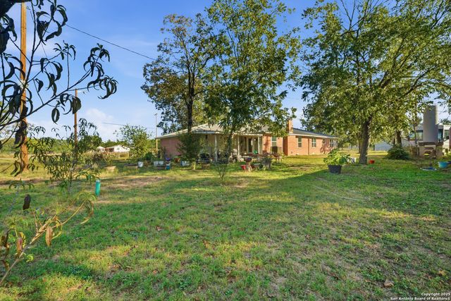 106 County Road 6611, Devine, TX 78016