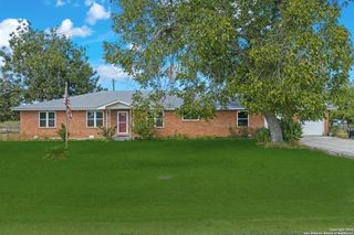 106 County Road 6611, Devine, TX 78016