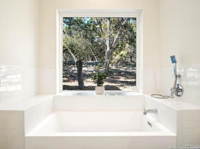 729 CABALLO TRL, Canyon Lake, TX 78133