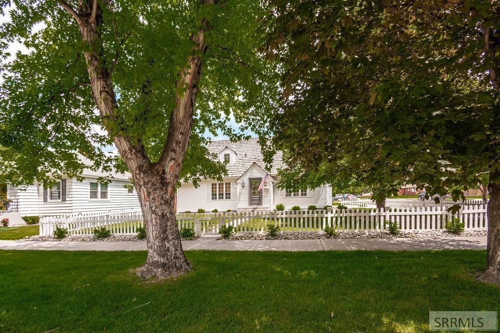 Image 2 of property listing at 2095 S Boulevard, Idaho Falls, ID 83404