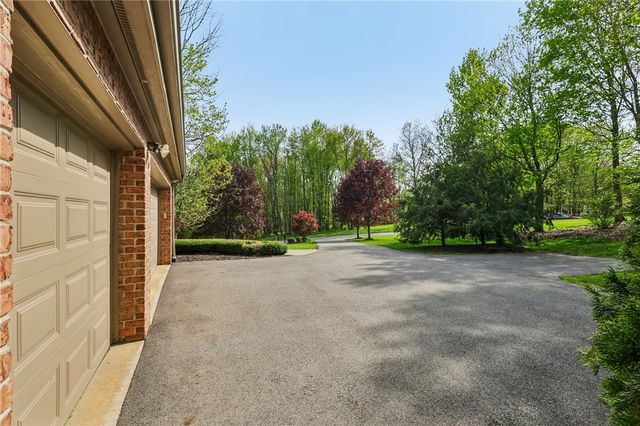 107 Timberlee Dr, Connoquenessing Twp, PA 16033