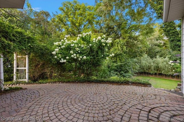 22601 Highbank Drive, Beverly Hills, MI 48025