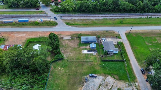 1301 N San Jacinto Avenue, Cleveland, TX 77327