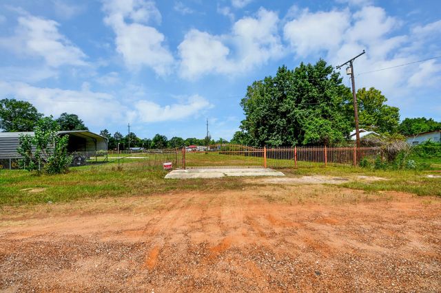 1301 N San Jacinto Avenue, Cleveland, TX 77327