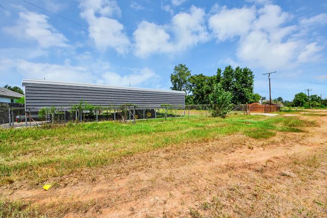 1301 N San Jacinto Avenue, Cleveland, TX 77327