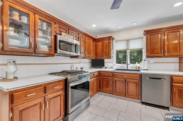 24 Fox Hollow Road, Ramsey, NJ 07446