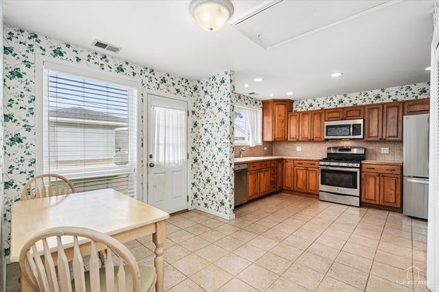 1028 W Villa Drive, Des Plaines, IL 60016