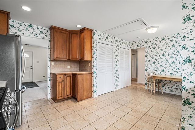 1028 W Villa Drive, Des Plaines, IL 60016