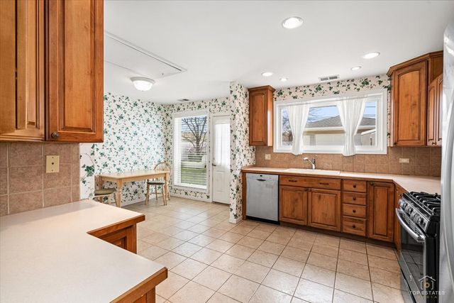 1028 W Villa Drive, Des Plaines, IL 60016