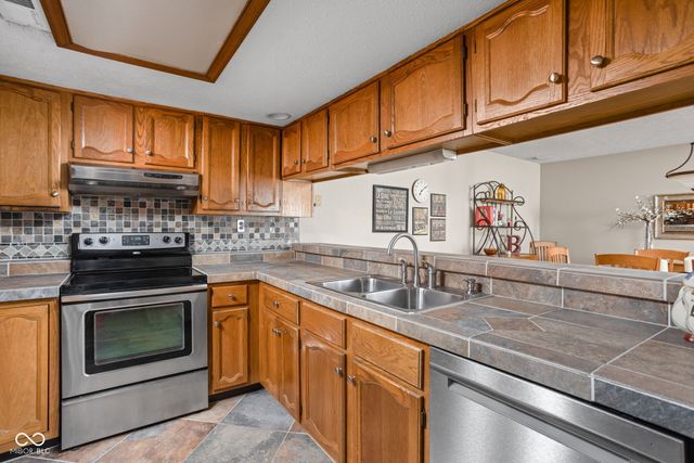 33 Dominion Drive, Zionsville, IN 46077