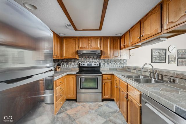 33 Dominion Drive, Zionsville, IN 46077