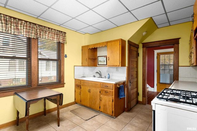 84 SILVER Street, Galesburg, IL 61401