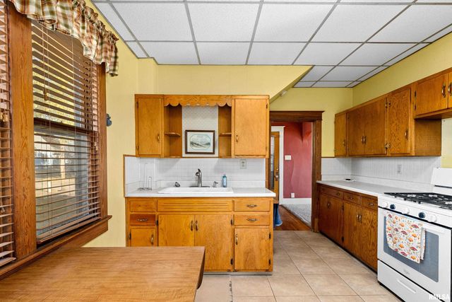 84 SILVER Street, Galesburg, IL 61401