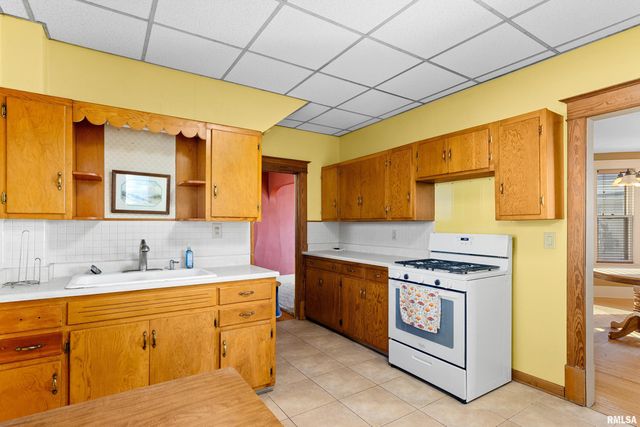 84 SILVER Street, Galesburg, IL 61401