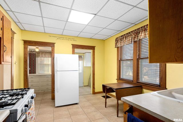 84 SILVER Street, Galesburg, IL 61401