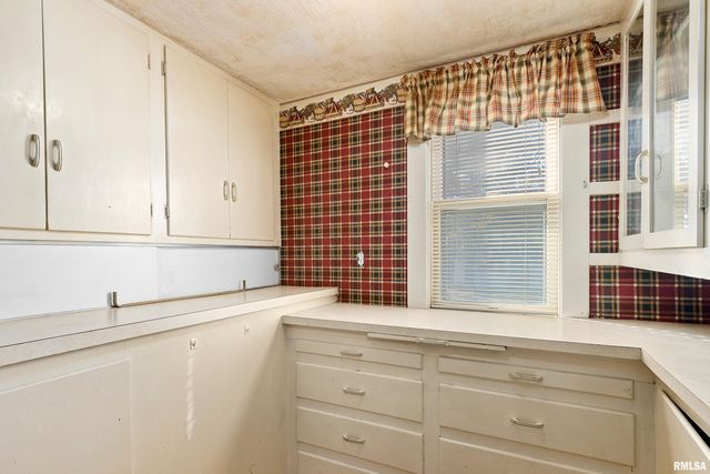 84 SILVER Street, Galesburg, IL 61401