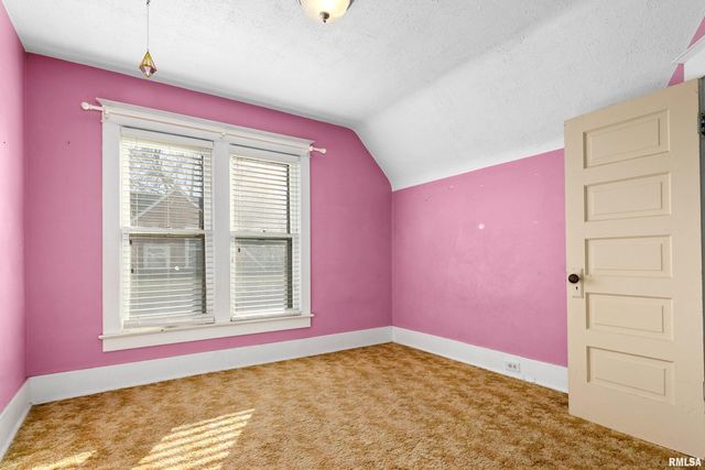 84 SILVER Street, Galesburg, IL 61401