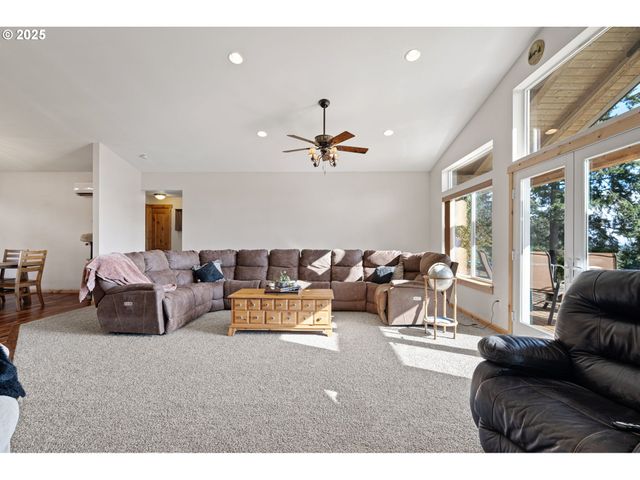 24674 BOLTON HILL Rd, Veneta, OR 97487