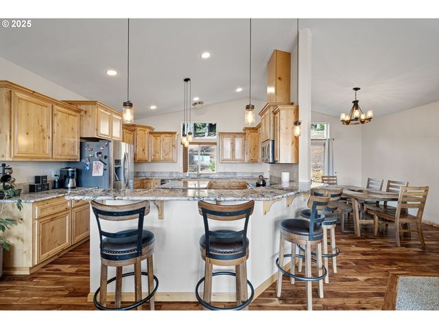 24674 BOLTON HILL Rd, Veneta, OR 97487