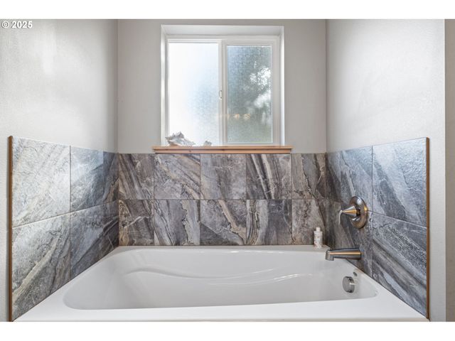 24674 BOLTON HILL Rd, Veneta, OR 97487