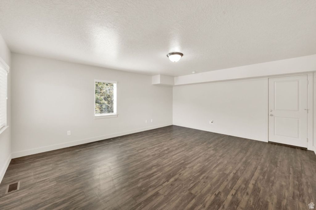 Image 4 of property listing at 14763 S LEWSKI LN #A-1, Bluffdale, UT 84065