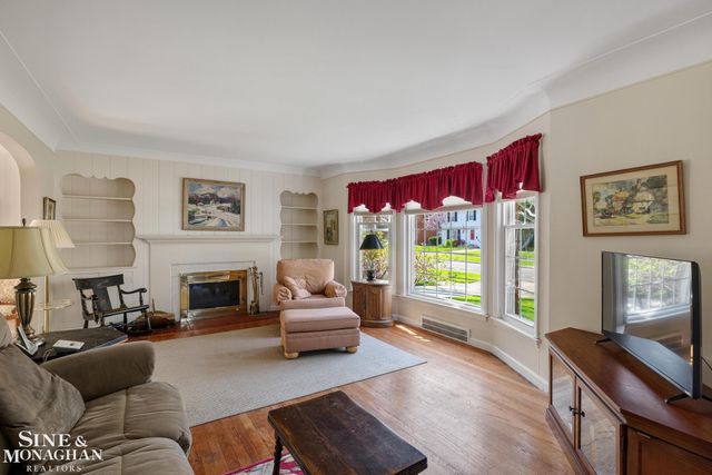 449 Allard Road, Grosse Pointe Farms, MI 48236
